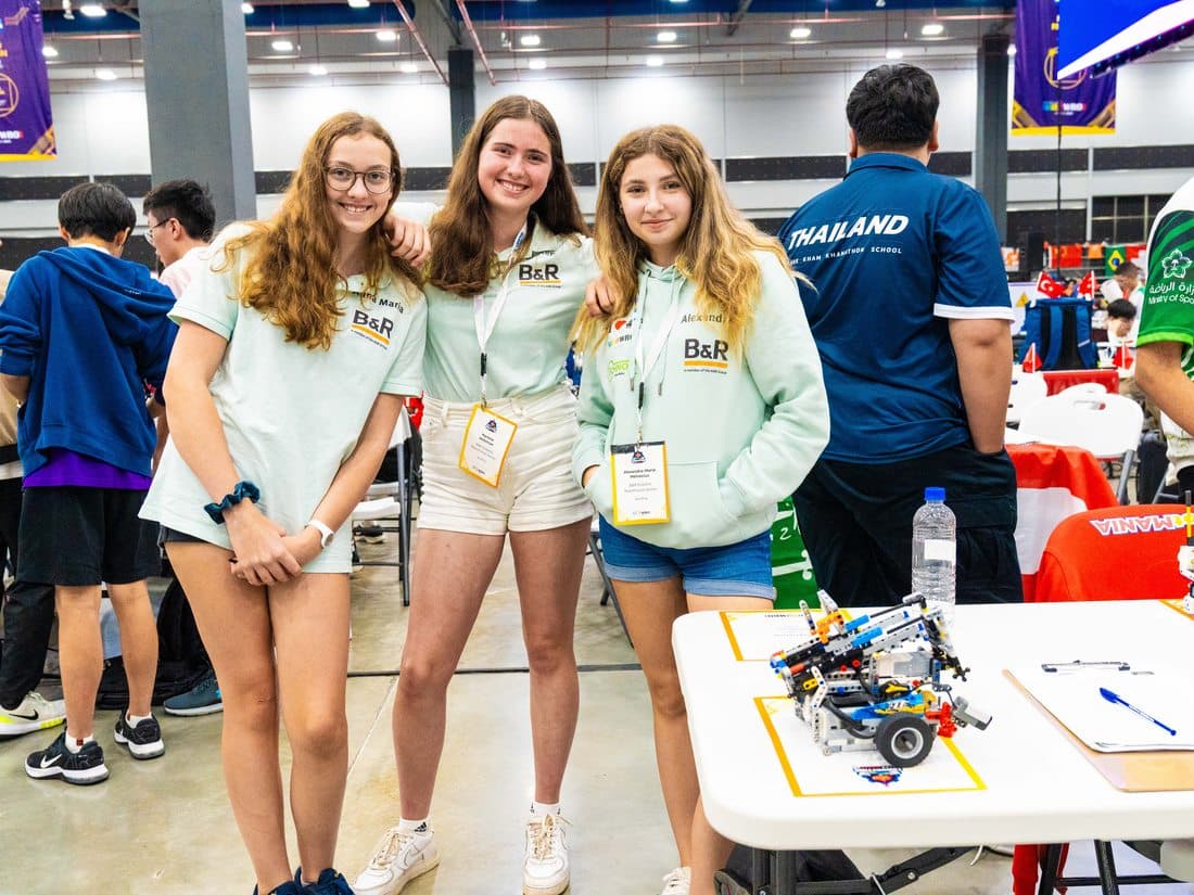 Estudiantes celebrando con su robot en la World Robot Olympiad