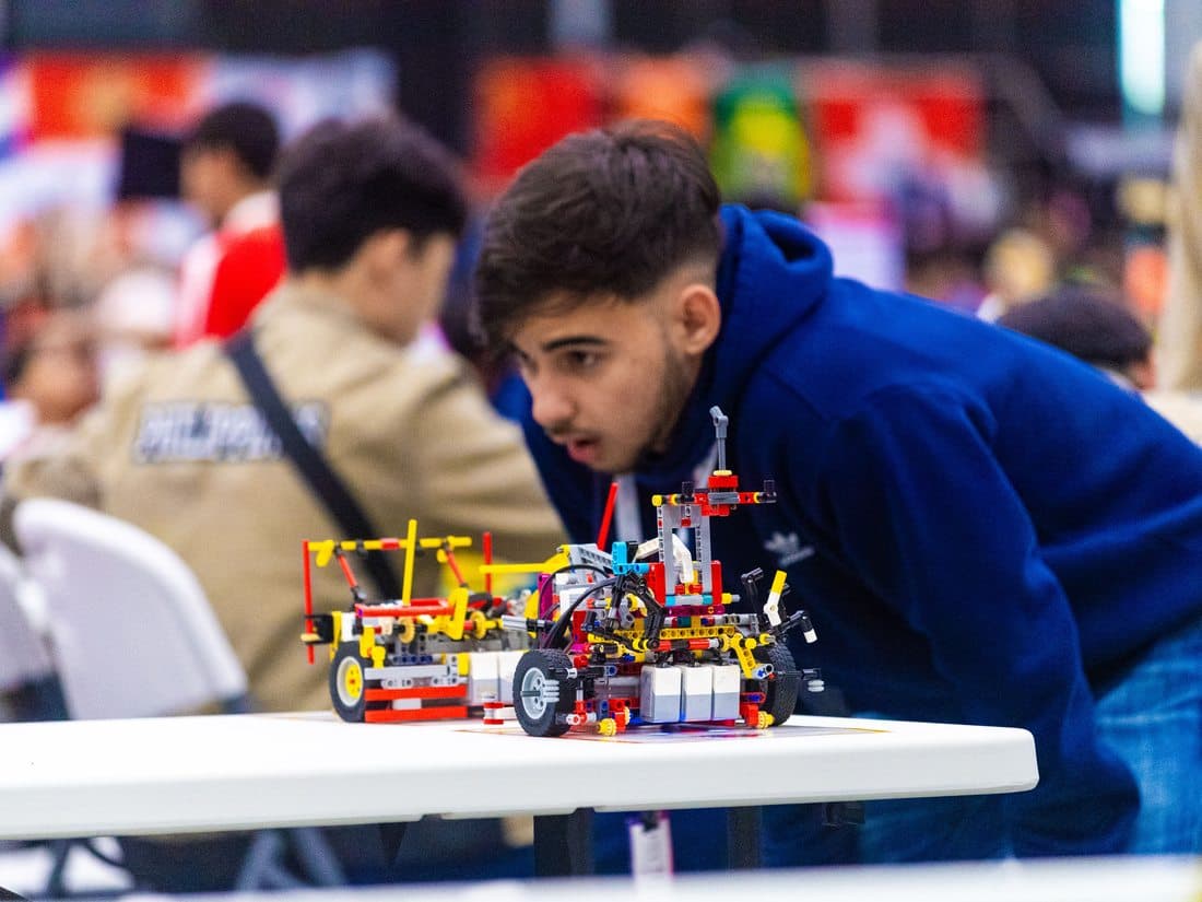 Estudiante construyendo su robot durante la competencia