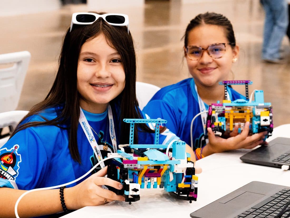 Estudiantes con sus robots de competencia