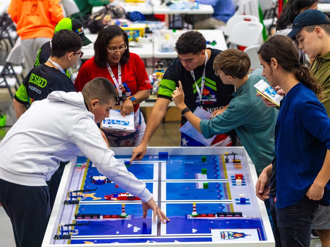 Equipos resolviendo el reto en las mesas de competencia