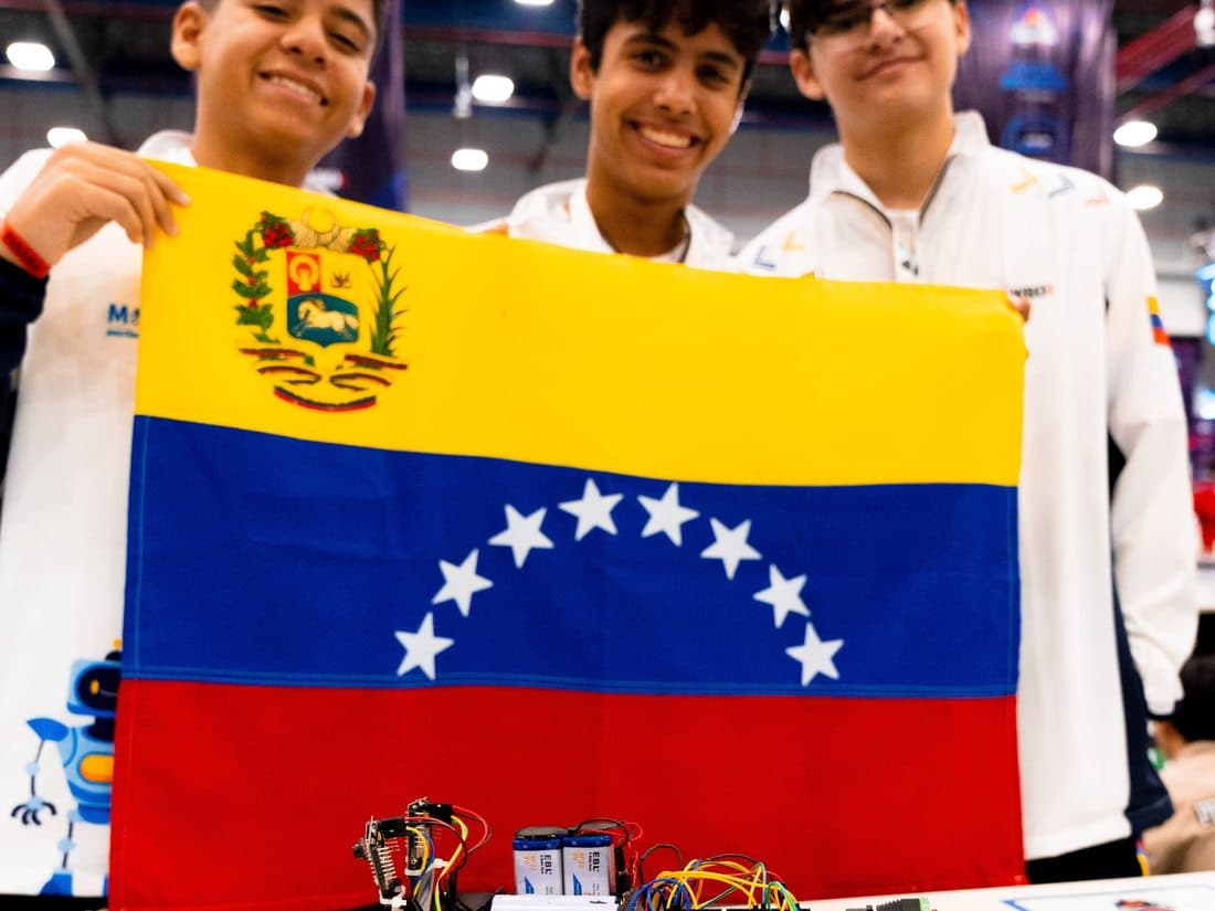 Delegación de Venezuela con su robot y bandera